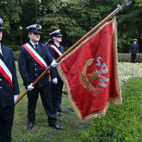 Poczty historycznych sztandarów szczecińskich szkół morskich na apelu pamięci przy pomniku "Tym, którzy nie powrócili z morza"