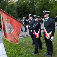 Poczty historycznych sztandarów szczecińskich szkół morskich na apelu pamięci przy pomniku "Tym, którzy nie powrócili z morza"
