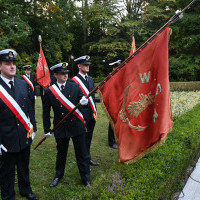 Poczty historycznych sztandarów szczecińskich szkół morskich na apelu pamięci przy pomniku "Tym, którzy nie powrócili z morza"