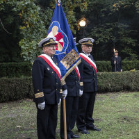 Poczet sztandarowy Stowarzyszenia Starszych Mechaników Morskich na apelu pamięci przy pomniku "Tym, którzy nie powrócili z morza", fot. Marek Pijanowski