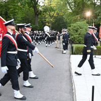 Poczet Sztandarowy AM w Szczecinie apelu pamięci przy pomniku "Ty, którzy nie powrócili z morza"