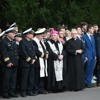 Władze PM i delegacje na apelu pamięci przy pomniku "Tym, którzy nie powrócili z morza"
