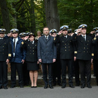 Władze PM i delegacje na apelu pamięci przy pomniku "Tym, którzy nie powrócili z morza"
