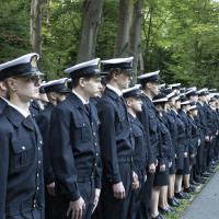 Studenci Politechniki Morskiej w Szczecinie na apelu pamięci przy pomniku "Tym, którzy nie powrócili z morza", fot. Marek Pijanowski