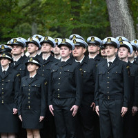 Studenci Politechniki Morskiej w Szczecinie na apelu pamięci przy pomniku "Tym, którzy nie powrócili z morza"