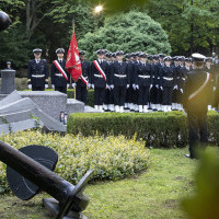 Kompania Honorowa Politechniki Morskiej w Szczecinie apelu pamięci przy pomniku "Ty, którzy nie powrócili z morza"
