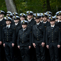 Studenci Politechniki Morskiej w Szczecinie na apelu pamięci przy pomniku "Tym, którzy nie powrócili z morza"