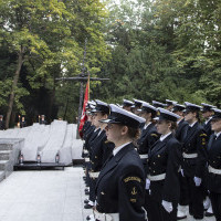 Kompania Honorowa Politechniki Morskiej w Szczecinie apelu pamięci przy pomniku "Ty, którzy nie powrócili z morza"