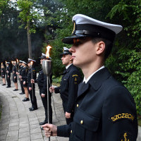 Studenci Politechniki Morskiej w Szczecinie z pochodniami na apelu pamięci przy pomniku "Tym, którzy nie powrócili z morza"
