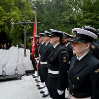 Kompania Honorowa Politechniki Morskiej w Szczecinie apelu pamięci przy pomniku "Ty, którzy nie powrócili z morza"