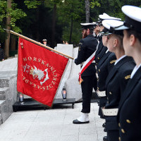 Kompania Honorowa Politechniki Morskiej w Szczecinie apelu pamięci przy pomniku "Ty, którzy nie powrócili z morza"