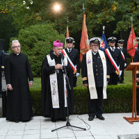 Modlitwa duchownych na apelu pamięci przy pomniku "Tym, którzy nie powrócili z morza"
