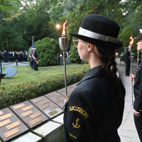 Studenci PM z pochodniami na apelu pamięci przy pomniku "Tym, którzy nie powrócili z morza"
