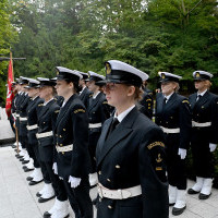Kompania Honorowa Politechniki Morskiej w Szczecinie apelu pamięci przy pomniku "Ty, którzy nie powrócili z morza"