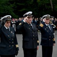 Składanie wieńców na apelu pamięci przy pomniku "Tym, którzy nie powrócili z morza"
