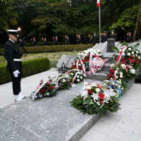 Składanie wieńców na apelu pamięci przy pomniku "Tym, którzy nie powrócili z morza"