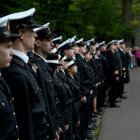 Studenci Politechniki Morskiej w Szczecinie na apelu pamięci przy pomniku "Tym, którzy nie powrócili z morza"