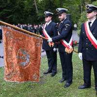 Poczty historycznych sztandarów szczecińskich szkół morskich na apelu pamięci przy pomniku "Tym, którzy nie powrócili z morza"