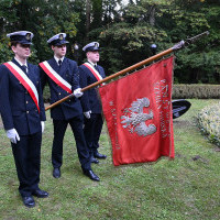 Poczty historycznych sztandarów szczecińskich szkół morskich na apelu pamięci przy pomniku "Tym, którzy nie powrócili z morza"