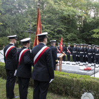 Kompania Honorowa Politechniki Morskiej w Szczecinie apelu pamięci przy pomniku "Ty, którzy nie powrócili z morza"