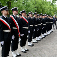 Kompania Honorowej Akademii Morskiej w Szczecinie przed wejściem do budynku Uczelni