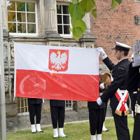  Podniesienie bandery przed budynkiem Akademii Morskiej przez Poczet Sztandarowy 