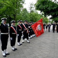 Kompania Honorowa AM z dowódcą i Pocztem Sztandarowym - uroczystość podniesienia bandery przed budynkiem uczelni
