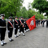 Kompania Honorowa Akademii Morskiej w Szczecinie przed wejściem do budynku Uczelni