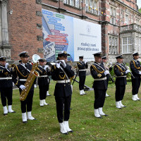 Orkiestra Wojskowa ze Świnoujścia podczas uroczystego podniesienia bandery RP przed budynkiem Akademii Morskiej w Szczecinie