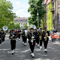 Musztra paradna Orkiestry Wojskowej ze Świnoujścia przed budynkiem Akademii Morskiej w Szczecinie z okazji 75-lecia szkolnictwa morskiego na Pomorzu Zachodnim