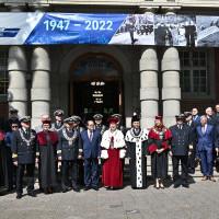 Przedstawiciele władz zachodniopomorskich uczelni i zaproszeni goście oglądają przed budynkiem AMS musztrę paradną z okazji 75-lecia szkolnictwa morskiego na Pomorzu Zachodnim