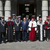 Przedstawiciele władz zachodniopomorskich uczelni i zaproszeni goście oglądają przed budynkiem AMS musztrę paradną z okazji 75-lecia szkolnictwa morskiego na Pomorzu Zachodnim