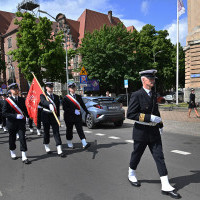 Kompania Honorowa Akademii Morskiej w Szczecinie podczas musztry paradnej  z okazji 75-lecia szkolnictwa morskiego na Pomorzu Zachodnim