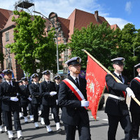 Kompania Honorowa Akademii Morskiej w Szczecinie podczas musztry paradnej  z okazji 75-lecia szkolnictwa morskiego na Pomorzu Zachodnim