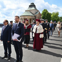 Rektor AM w Szczecinie, przedstawiciele władz lokalnych i państwowych oraz władz zachodniopomorskich uczelni udają się na galę z okazji 75-lecia szkolnictwa morskiego na Pomorzu Zachodnim