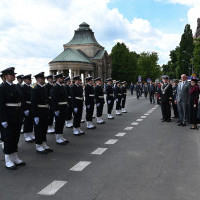 Rektor AM w Szczecinie, przedstawiciele władz lokalnych i państwowych oraz władz zachodniopomorskich uczelni przed Kompanią Honorową AMS