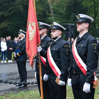 Historyczne poczty sztandarowe szczecińskich szkół morskich podczas apelu pamięci przy pomniku "Tym, którzy nie powrócili z morza" na Cmentarzu Centralnym