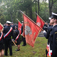 Historyczne poczty sztandarowe szczecińskich szkół morskich podczas apelu pamięci przy pomniku "Tym, którzy nie powrócili z morza" na Cmentarzu Centralnym