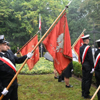 Historyczne poczty sztandarowe szczecińskich szkół morskich podczas apelu pamięci przy pomniku "Tym, którzy nie powrócili z morza" na Cmentarzu Centralnym