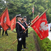 Historyczne poczty sztandarowe szczecińskich szkół morskich podczas apelu pamięci przy pomniku "Tym, którzy nie powrócili z morza" na Cmentarzu Centralnym