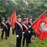 Historyczne poczty sztandarowe szczecińskich szkół morskich podczas apelu pamięci przy pomniku "Tym, którzy nie powrócili z morza" na Cmentarzu Centralnym