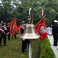 Historyczne poczty sztandarowe szczecińskich szkół morskich podczas apelu pamięci przy pomniku "Tym, którzy nie powrócili z morza" na Cmentarzu Centralnym