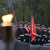 Kompania Honorowa Politechniki Morskiej w Szczecinie z Pocztem Sztandarowym przy pomniku "Tym, którzy nie powrócili z morza"