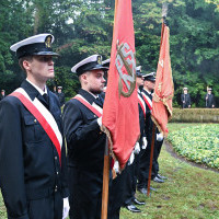 Historyczne poczty sztandarowe szczecińskich szkół morskich podczas apelu pamięci przy pomniku "Tym, którzy nie powrócili z morza" na Cmentarzu Centralnym