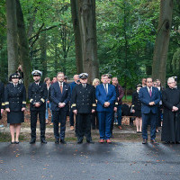 Delegacja Politechniki Morskiej w Szczecinie i członkowie innych delegacji podczas apelu pamięci pod pomnikiem "Tym, którzy nie powrócili z morza"