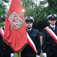 Historyczne poczty sztandarowe szczecińskich szkół morskich podczas apelu pamięci przy pomniku "Tym, którzy nie powrócili z morza" na Cmentarzu Centralnym