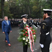 Student z Kompanii Honorowej odbiera wieniec przy pomniku "Tym, którzy nie powrócili z morza"