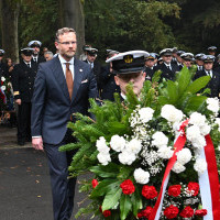 Student z Kompanii Honorowej odbiera wieniec przy pomniku "Tym, którzy nie powrócili z morza"