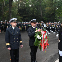 Student z Kompanii Honorowej odbiera wieniec przy pomniku "Tym, którzy nie powrócili z morza"