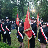 Historyczne poczty sztandarowe szczecińskich szkół morskich podczas apelu pamięci przy pomniku "Tym, którzy nie powrócili z morza" na Cmentarzu Centralnym